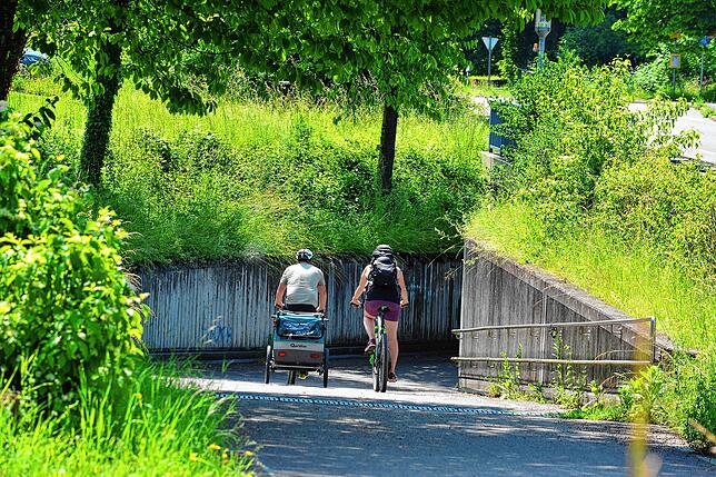 Zu zweit nebeneinander und mit Fahrradanhänger: Wenn hier ein Radfahrer im Tunnel bei Süßenmühle entgegenkommt, wird es für ihn eng.