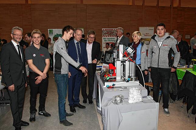 Ein Bild von der jüngsten Ausgabe der Engener Tischmesse im Jahr 2018: Azubis der Firma Waldorftechnik zeigten ihre vollautomatische ...
