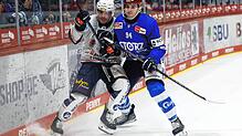 In einer umkämpften Partie konnten sich Phil Hungerecker (rechts) und die Schwenninger Wild Wings gegen die Gäste aus Iserlohn durchsetzen.