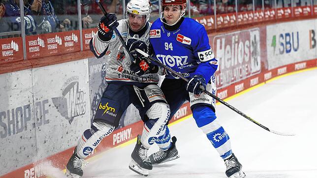 In einer umkämpften Partie konnten sich Phil Hungerecker (rechts) und die Schwenninger Wild Wings gegen die Gäste aus Iserlohn durchsetzen.