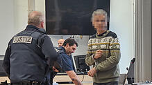 Bild : Prozessauftakt: 47-Jähriger soll Ehefrau bis zur Bewusstlosigkeit gewürgt haben