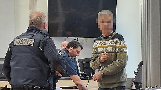 Bild : Prozessauftakt: 47-Jähriger soll Ehefrau bis zur Bewusstlosigkeit gewürgt haben