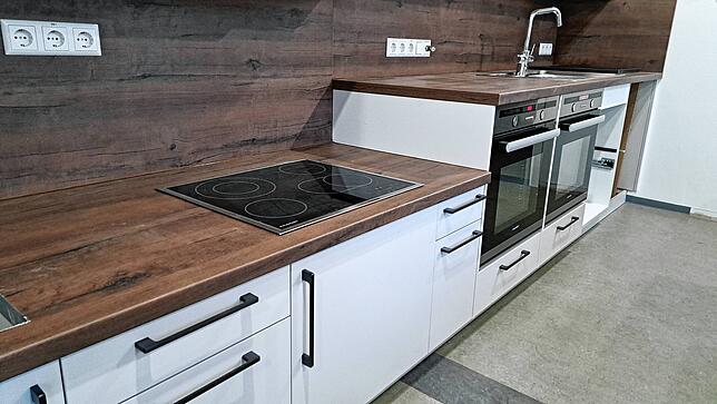 Im Gruppenraum wurde eine Vorbereitungsküche und eine Kinderküche eingebaut. Hier können Kinder kochen lernen.