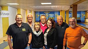 Nach der Versammlung der Kegelfreunde Unterkirnach stellen sich Vorstand und Geehrte zum gemeinsamen Bild: Armin Oswald (von links), ...