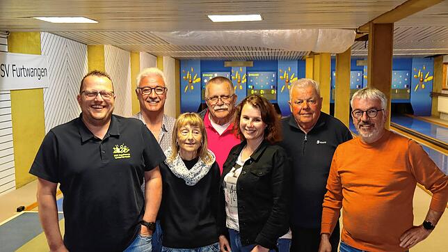 Nach der Versammlung der Kegelfreunde Unterkirnach stellen sich Vorstand und Geehrte zum gemeinsamen Bild: Armin Oswald (von links), ...