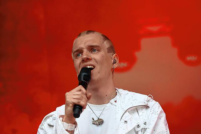 Bild 12: Hier spielt die Musik! Fans tanzen vor den Bühnen beim Campus-Festival 2025