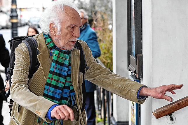 Schauspieler Terence Stamp im Jahr 2020 bei der Ankunft zur Gedenkfeier für den Fotografen Terry O‘Neill in der Grosvenor Chapel im ...