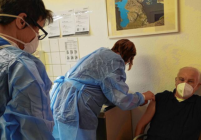 Ärztin Martina Pyttel (links) klärte vor der Impfung jeden Patienten noch einmal kurz persönlich auf und klärte wichtige Fragen ab. ...