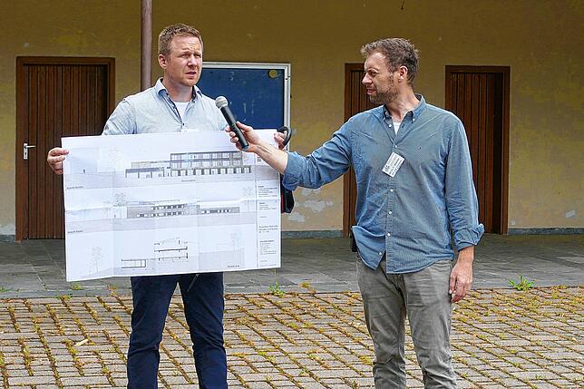 Bürgermeister Stephan Frickinger (links) und Gemeinderat Tobias Stekeler erläutern die Pläne für die alte Schule.