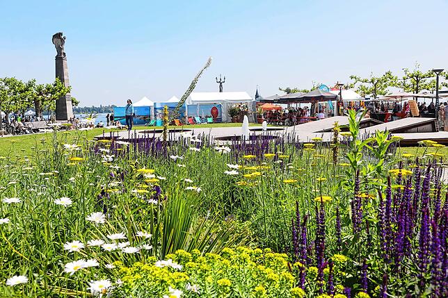 Bild 27: Auf dem See sind die Schiffe unterwegs, im Konstanzer Hafen die Besucher der Bodenseewoche
