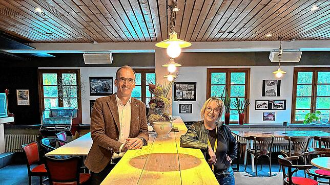 Endlich ist es so weit: Initiatorin Silvia Hettich und Bürgermeister Jörg Frey können die Eröffnung kaum abwarten. Mithilfe eines ...