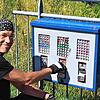 In Schwenningen steht ein uralter Kaugummiautomat. Funktioniert ganz analog, was Uwe Spille sichtlich freut.