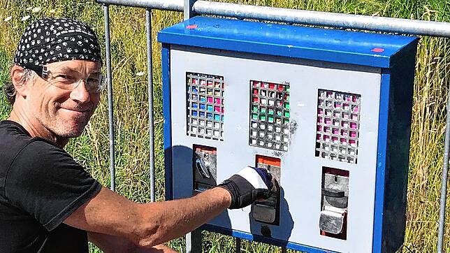 In Schwenningen steht ein uralter Kaugummiautomat. Funktioniert ganz analog, was Uwe Spille sichtlich freut.