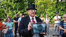Mit Zylinder, Zigarre und Tablet abseits gewöhnlicher Routen: Peter Gäng führt die Teilnehmer dieses Mal in Richtung Stadtgarten. Foto: ...