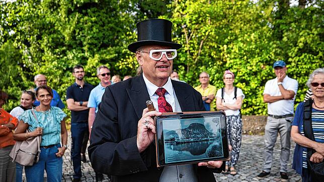 Mit Zylinder, Zigarre und Tablet abseits gewöhnlicher Routen: Peter Gäng führt die Teilnehmer dieses Mal in Richtung Stadtgarten. Foto: ...
