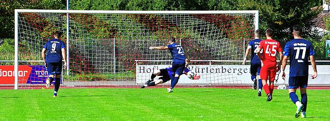Premiere für Louis Gnädinger: Der 21-jährige Schlussmann stand erstmals im Kasten des FC Tiengen 08, fischte sich hier den Strafstoß von ...