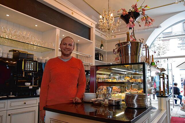 Patrick Weigert, Betreiber des Café Rose in der Rietstraße hofft darauf, dass auch im Herbst und Winter die Kunden ihren Weg in das Café ...
