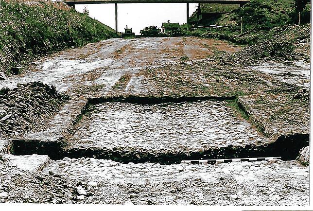 Beim Ausbau der B 27 wurden Reste der darunter liegenden Römerstraße freigelegt.