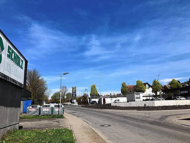 Ein Metallteil wird am 4. Mai vom Gelände der Firma Scholz (links) über die Straße bis auf den Edeka-Parkplatz geschleudert.