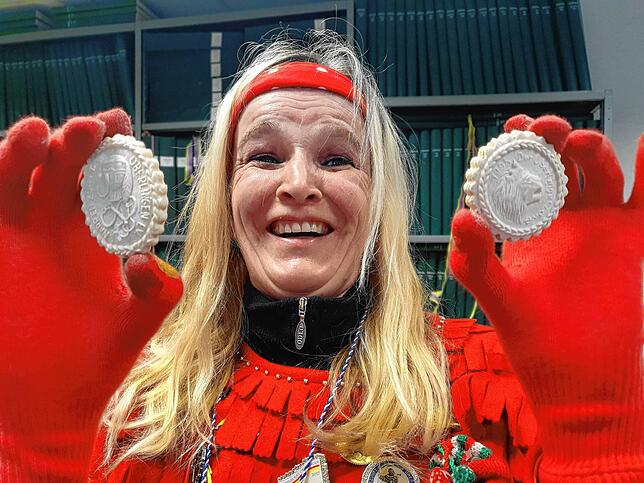 Jeanette Wedele backt Springerle mit närrischen Motiven. Sie ist beim Narrenverein Überlinger Löwe aktiv und wollte auch für Erwachsene ...