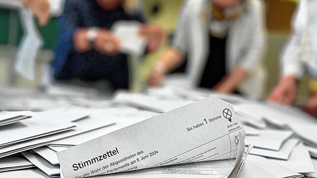 Auszähl-Marathon: Kurz nach Schließung der Wahllokale am Sonntag um 18 Uhr begann im Wahllokal in der Bad Säckinger ...