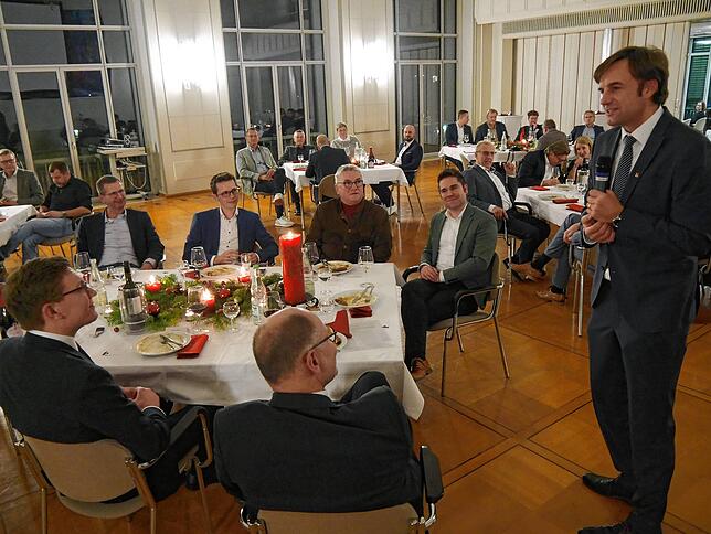 Aufmerksam hören die Bürgermeister aus dem Hegau den Worten von Landrat Zeno Danner zur Entwicklung der Kreisumlage zu.