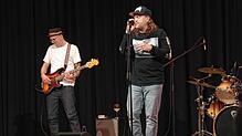 Mit Norbert Buchmacher (am Mikrofron) und seiner Band wurde es beim Konzert im Saal des Klufterner Bürgerhauses rockig und laut. Foto: ...