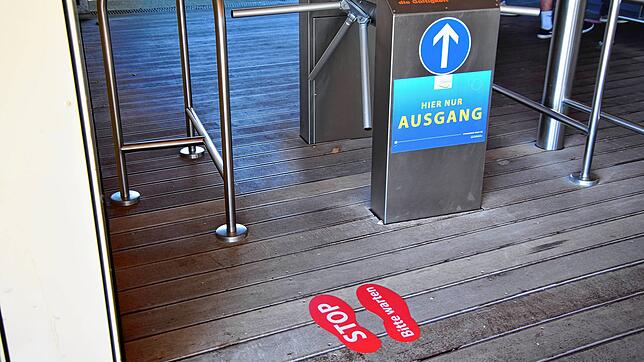 Zugang zum Westbad: Für Inhaber der begehrten Saisonkarten ist ein Platz garantiert, andere müssen sich ein Einzelticket vorab im ...