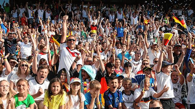 Das war 2014 in Lauchringen: Torjubel pur im proppenvollen Wutachstadion. Diesmal gibt&lsquo;s Public Viewing in einer ...