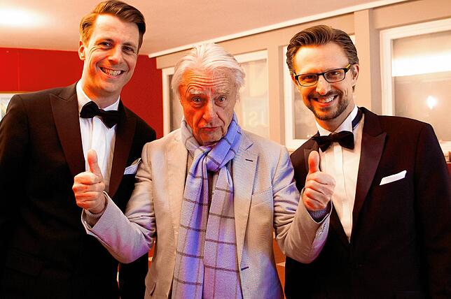 Der Schweizer Star-Komiker Emil Steinberger bei einem Besuch des Gloria-Theaters in Bad Säckingen, flankiert von den beiden ...