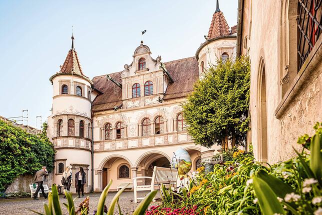 Auf dem Bild eines der schönsten Gebäude in der Konstanzer Altstadt: Das Rathaus, das mit wunderschönen Fresken verziert ist.