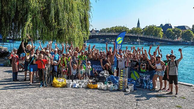 Viele Hände helfen bei der Aufräum-Aktion Rhine Clean-Up dabei, den Seerhein, hier am Herosé-Park, von Müll zu befreien. Voll sind nach ...