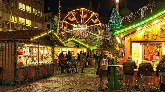 Der Freiburger Weihnachtsmarkt ist seit 23. November geöffnet. Laut Sicherheitsbehörden ist die Gefahr islamistischer Anschläge so hoch ...