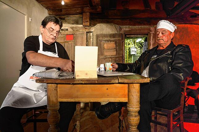 Lothar Rapp (links) und Wolfgang Drobig bei einem früheren Auftritt. Die beiden Männer standen jahrelang als Komödianten gemeinsam auf ...