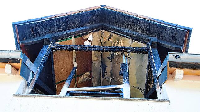 Blick in den Dachstuhl. Derzeit nicht mehr bewohnbar ist dieses Haus an der Bräunlinger Lützelbergstraße nach einem Brand am Freitag, ...
