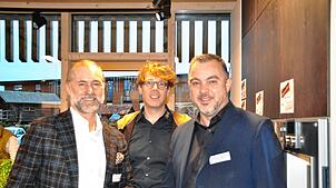 Sie freuen sich über die große Resonanz (von links): Steffen Würth (IHK), Florian Fluck (Fluck-Küchen) und Bürgermeister Markus Keller. ...