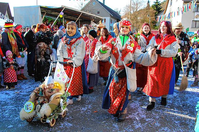 Bild 25: 56 Zünfte am Start beim Kleggau-Narrentreffen - hier die Bilder