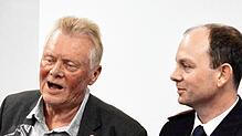 Reinhart Veit (links) gibt seine Sprechertätigkeit der Alterswehr ab, Kommandant Thiemo von Gillhaußen dankt ihm. Foto: Vasel