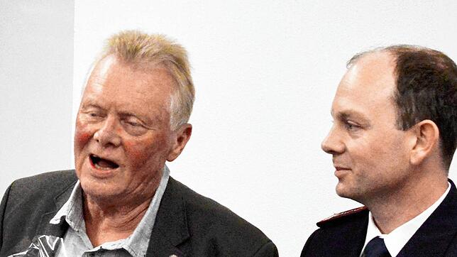 Reinhart Veit (links) gibt seine Sprechertätigkeit der Alterswehr ab, Kommandant Thiemo von Gillhaußen dankt ihm. Foto: Vasel
