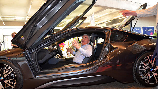 Bürgermeister Bernhard Kaiser im Genuss-Modus. Bei der gleichnamigen Messe darf er in einem schnittigen BMW unterwegs. Auch wenn’s ein ...
