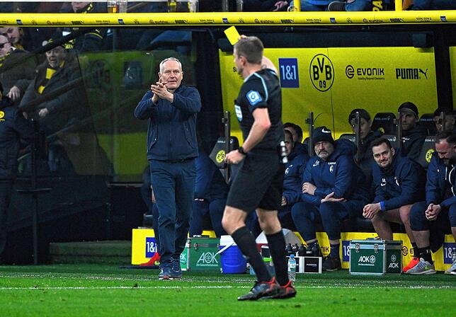 Christian Streich beklatscht hämisch die Gelbe Karte gegen sich – und erhält als Zugabe einen Platzverweis durch Schiedsrichter ...