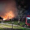 Strohballen stehen am Donnerstagabend in Lottenweiler in Flammen.
