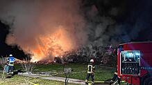 Strohballen stehen am Donnerstagabend in Lottenweiler in Flammen.