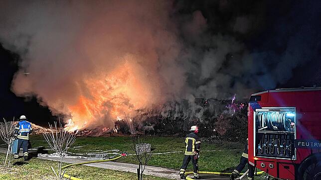 Strohballen stehen am Donnerstagabend in Lottenweiler in Flammen.