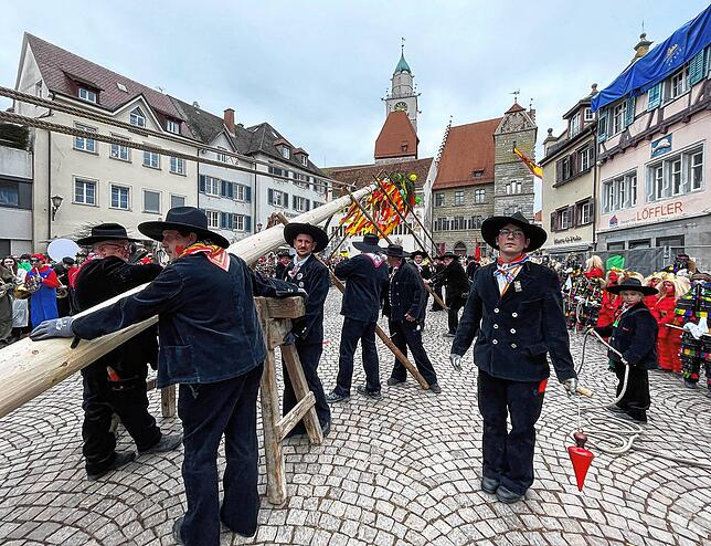 Heimpremiere für Florian Messmer: Der neue Chef der Zimmermannsgilde gibt auf der Hofstatt erstmals das Kommando beim Narrenbaumstellen. ...
