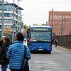 Passanten warten in Singen am Haltepunkt an der Maggi auf den Schienenersatzverkehr nach Engen.