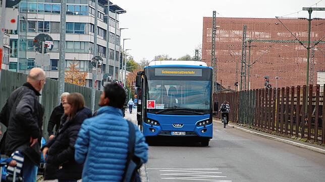Passanten warten in Singen am Haltepunkt an der Maggi auf den Schienenersatzverkehr nach Engen.