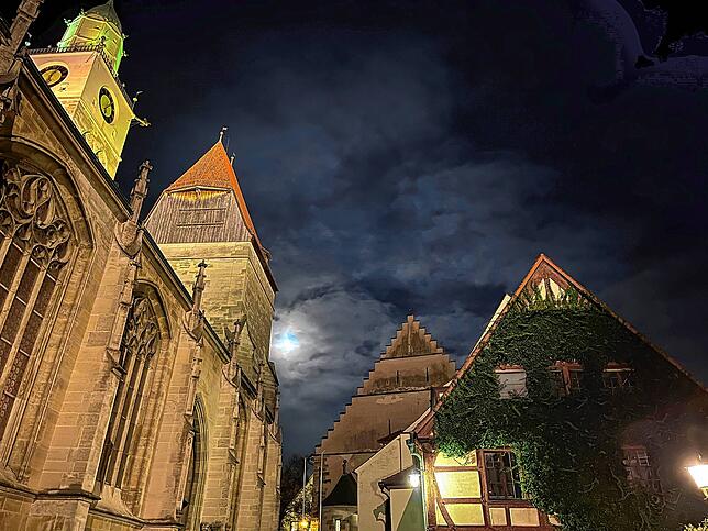 Das Nikolaus-Münster in einer November-Nacht. Nur in welchem Jahr ist in Anbetracht der historischen Gebäude kaum erkennbar.