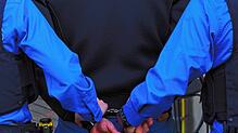 Zwei Polizisten der Kantonspolizei Aargau führen einen Mann ab (Symbolbild). In Döttingen nehmen Einsatzkräfte einen Mann fest, der ...