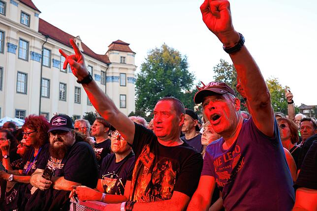Bild 1: Schlossgarten Open Air: Tausende Rockfans feiern Gotthard und Krokus -  Die besten Bilder